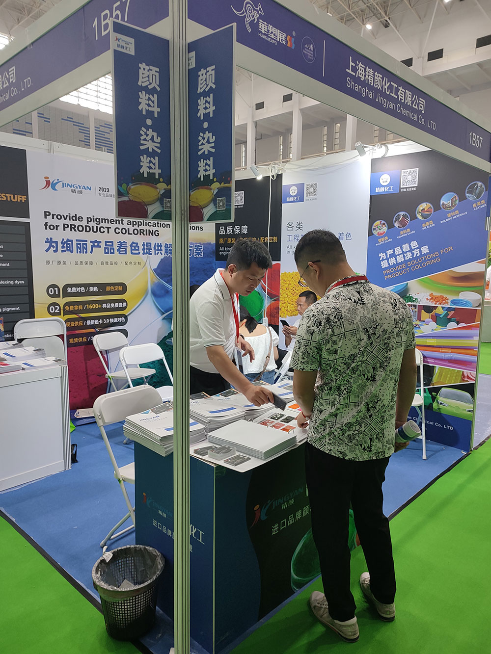 给客户介绍我们的颜料色卡