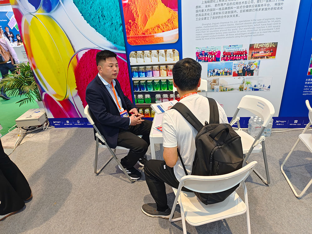 精颜化工与客户深入交流