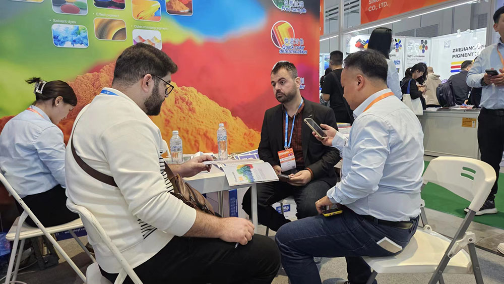 技术团队与国外客户现场交流