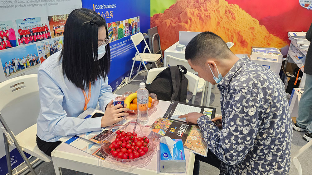 客户在观看我们的产品手册