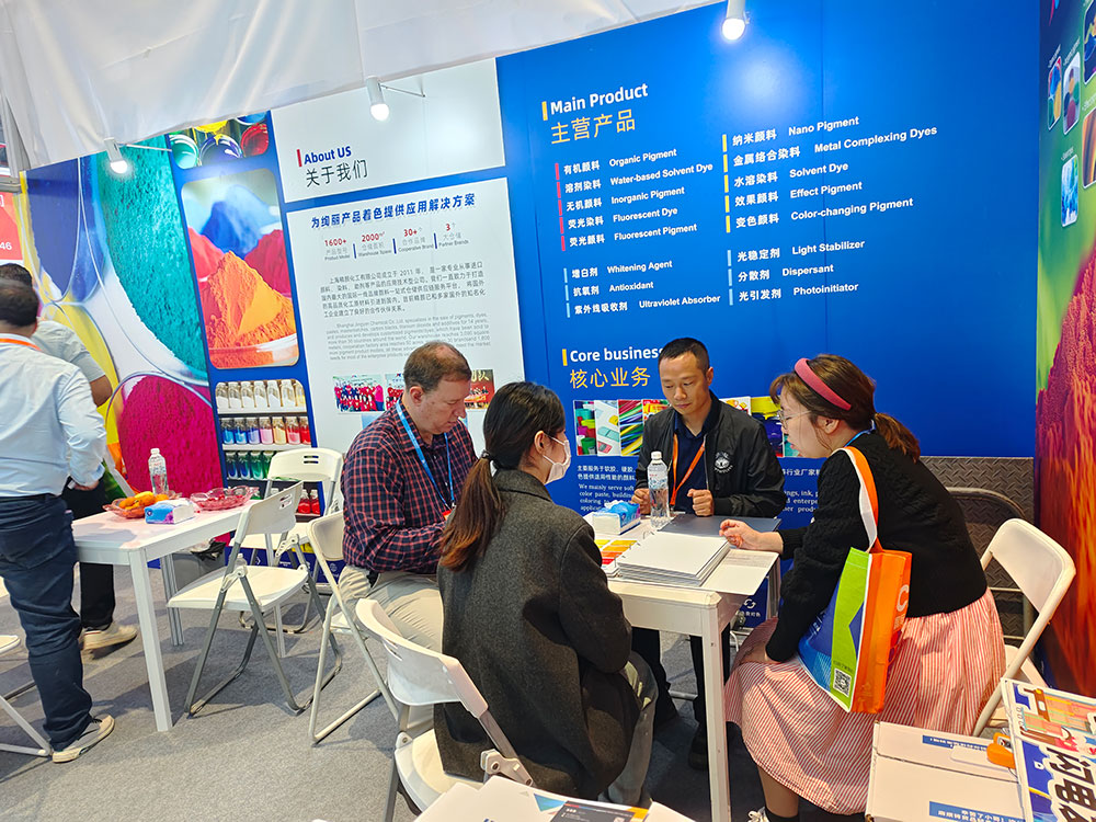 与客户深入交流中