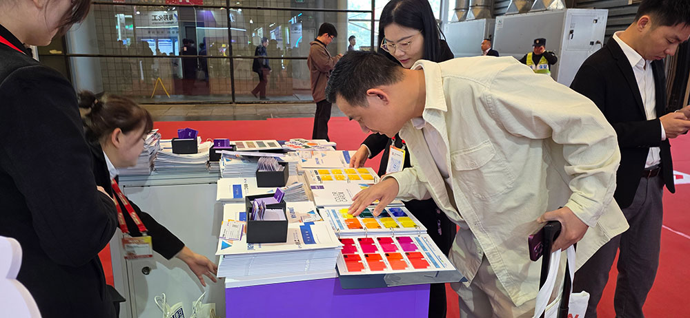 观众在仔细观看我们的颜料色卡