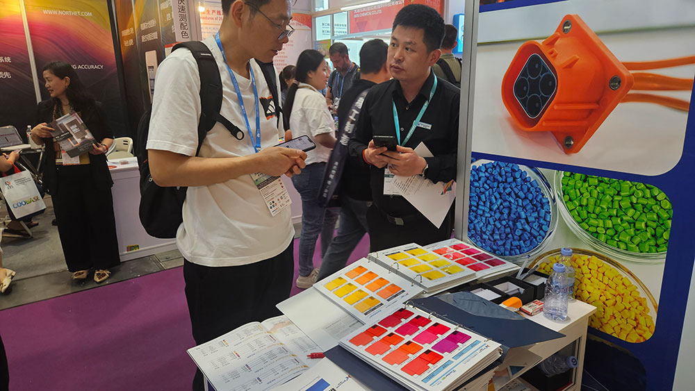 给观众讲解我们的产品色卡