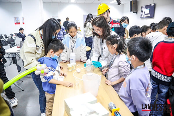 朗盛志愿者带领参与者体验化学实验