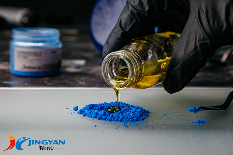用亚麻籽油制作群青蓝油漆的图像
